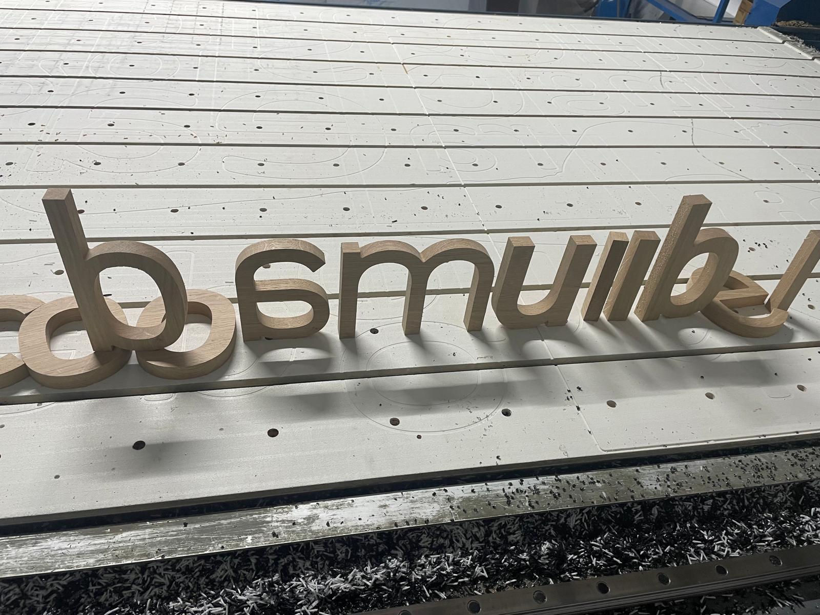 Letras recortadas en madera